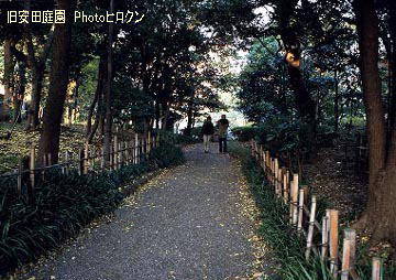 旧安田庭園の入り口付近