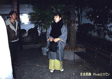 吉良邸跡内。カメラの左側方向に小さな神社がある。