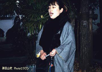 寺坂吉右衛門の討ち入りの口上を熱演。後援会員や一般のお客さんははうっとり聞きほれている。