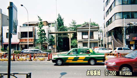 本郷薬師を右手み見ながら、日陰を歩いてます。