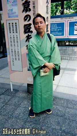 文京ふるさと歴史館の前で説明する陽司さん