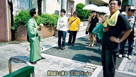 女性軍は、日傘でUVカット。前のお兄さん、暑そうッすね。