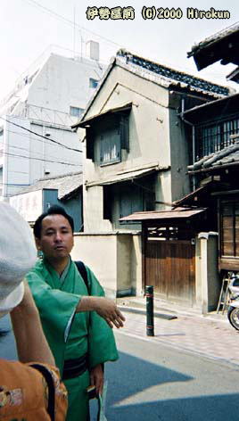 一葉が通ったといわれる質屋の「伊勢屋」とその蔵