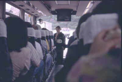 バスの中で自己紹介トークの山吹ぴょん