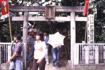 田宮j神社正面 ツアーの安全を祈願して出てくるお客さん達