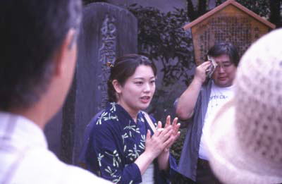 於岩稲荷の説明をする山吹ぴょん