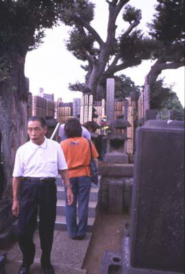 お岩さんのお墓。僕もお参り