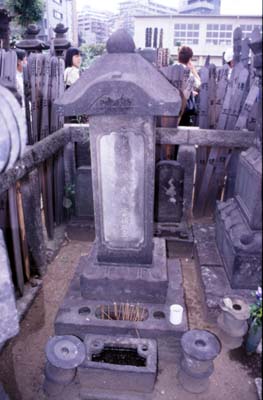 瑶泉院の墓。こちらが本骨。泉岳寺は分骨
